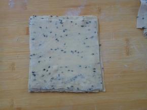 将面片整理好，裁成均等小块儿。