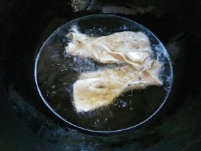 油锅7成热下面胚，用筷子略微夹住定型，颜色变微黄翻面，时间很短。下锅状态基本像炸虾片，入锅即快速膨胀。