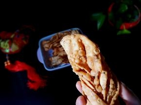 看见排叉上的小气泡了吗，酥脆的很，要轻拿轻放，筷子稍用力一碰会掉渣的。