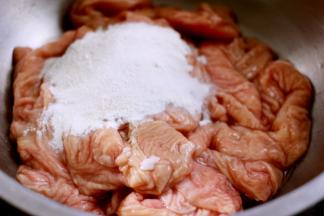 加入一把面粉和适量盐进行揉搓处理