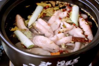 全部食材放入以后、加入适量盐