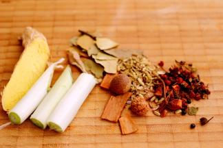 准备葱段、姜片、香叶、小茴香、草果、桂皮、肉蔻、八角和花椒