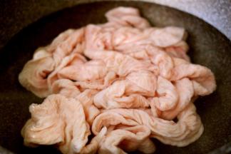 锅里倒入适量清水、放入洗净的猪大肠