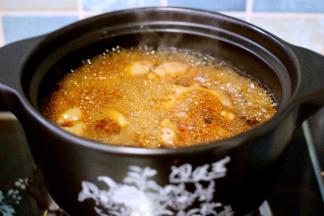 用筷子轻轻捅一下、看看猪大肠熟透没有