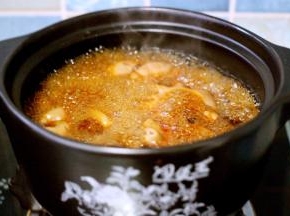 用筷子轻轻捅一下、看看猪大肠熟透没有
