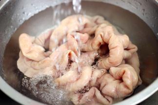 把焯过水的猪大肠用清水冲洗干净