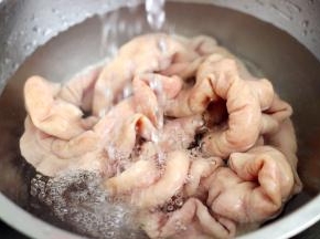 把焯过水的猪大肠用清水冲洗干净
