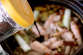 倒入老抽和白糖和鸡精调味