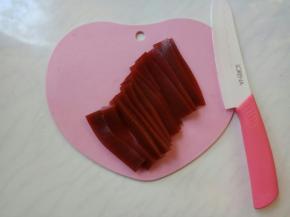 京糕切成片再切成丝。