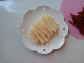 梨丝码放盘中。