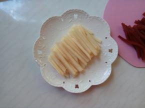 梨丝码放盘中。