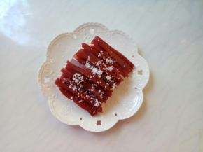 上面覆盖京糕丝，撒白糖。