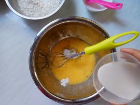 鸡蛋打散，加牛奶、糖。