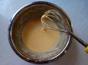 z字手法上下搅拌均匀，搅拌好糊状，盖保鲜膜放于温暖饧发半小时。