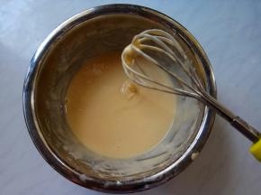 z字手法上下搅拌均匀，搅拌好糊状，盖保鲜膜放于温暖饧发半小时。