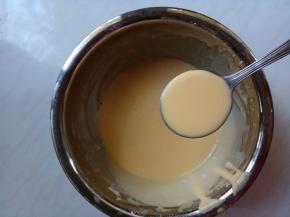 用小圆勺舀一勺面糊，呈圆形。