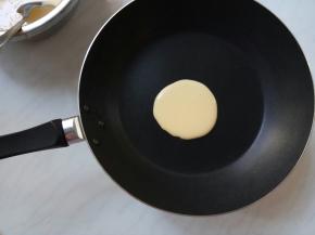 不粘锅抹一点油，润锅擦去。
开小火，用小圆勺舀一勺面糊滴入锅中，转动锅子，使面糊均匀缓慢流动呈圆形。