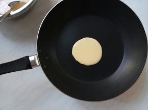 不粘锅抹一点油，润锅擦去。
开小火，用小圆勺舀一勺面糊滴入锅中，转动锅子，使面糊均匀缓慢流动呈圆形。