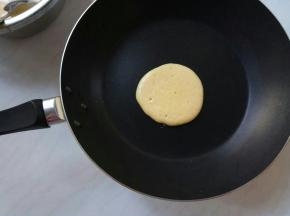 待面饼上微微有小气泡时，翻面。