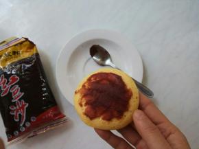 一面抹上红豆沙，再盖上一面。