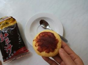 一面抹上红豆沙，再盖上一面。