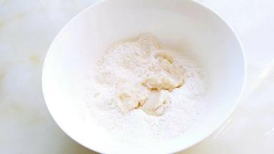 水油皮:中筋粉150克，加入50克凉水，50克热水混合揉成团后放入猪油10。