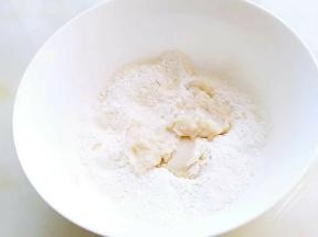 水油皮:中筋粉150克，加入50克凉水，50克热水混合揉成团后放入猪油10。