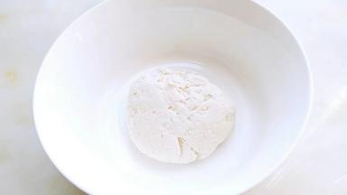 揉成光滑的水油皮面团，盖上保鲜膜放进冰箱冷藏2个小时。