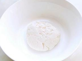 揉成光滑的水油皮面团，盖上保鲜膜放进冰箱冷藏2个小时。