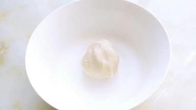 油酥面团:中筋粉90克，放入60克猪油，揉成无干粉的状态，用保鲜膜包起来备用。