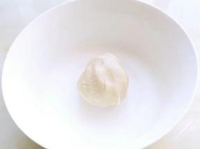 油酥面团:中筋粉90克，放入60克猪油，揉成无干粉的状态，用保鲜膜包起来备用。