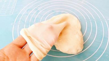 水油皮面团取出回温，能轻松拉出膜。