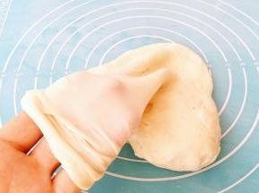 水油皮面团取出回温，能轻松拉出膜。