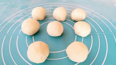 水油皮分割成等量的剂子。