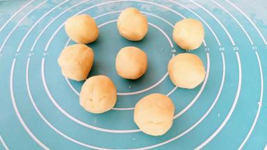 油酥分割成等量的剂子。