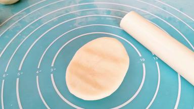 用擀面杖轻微按压均匀。