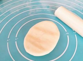 用擀面杖轻微按压均匀。