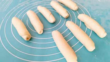 卷起来以后，盖上保鲜膜醒发15分钟。