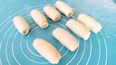 盖上保鲜膜在醒发15分钟。