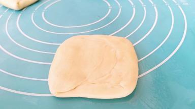 取一个剂子轻轻的按扁。