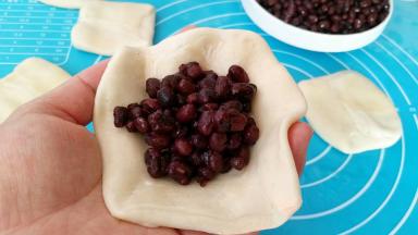 包入适量的蜜豆