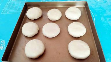 直接按扁进烤盘，现在开始预热烤箱175°5分钟。