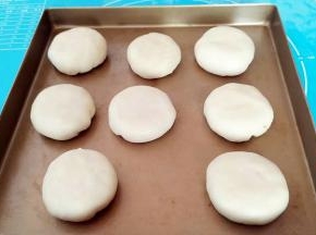 直接按扁进烤盘，现在开始预热烤箱175°5分钟。