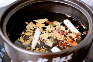 砂锅里倒入适量清水、把所有的调料混合放入砂锅中搅拌均匀