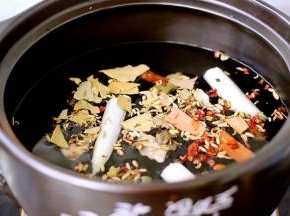 砂锅里倒入适量清水、把所有的调料混合放入砂锅中搅拌均匀