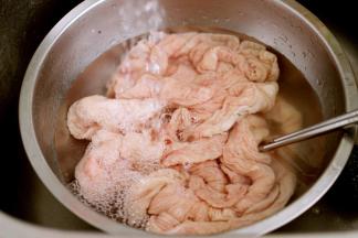 揉搓过的猪大肠再用清水冲洗干净