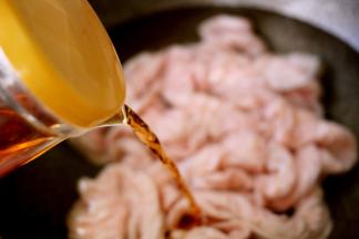 倒入20克料酒焯水、这样容易去除猪大肠的异味