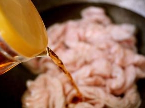 倒入20克料酒焯水、这样容易去除猪大肠的异味