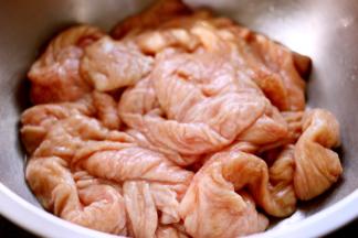 买好的猪大肠先用清水冲洗一下