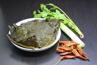准备食材：海带、大葱、干辣椒、香菜、香醋等食材；
